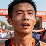 业余马拉松跑者陈浩在比赛中冲线瞬间的头像照片